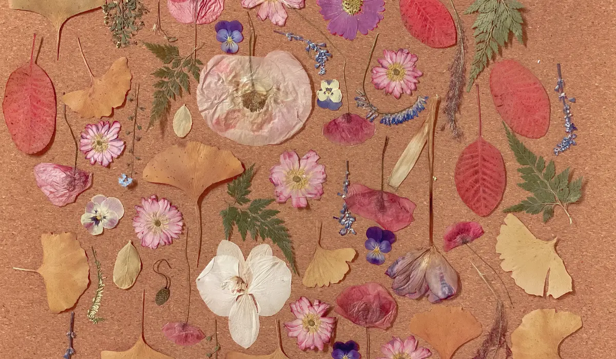 A quilt with stitched flowers is a quilt decorated with fabric flower